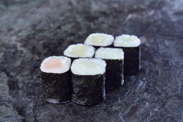 Ролл с гребешком и тобико 